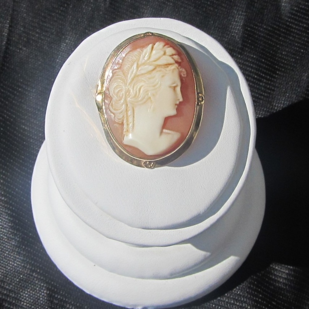 Yellow Gold Cameo Brooch From Art Deco Period!